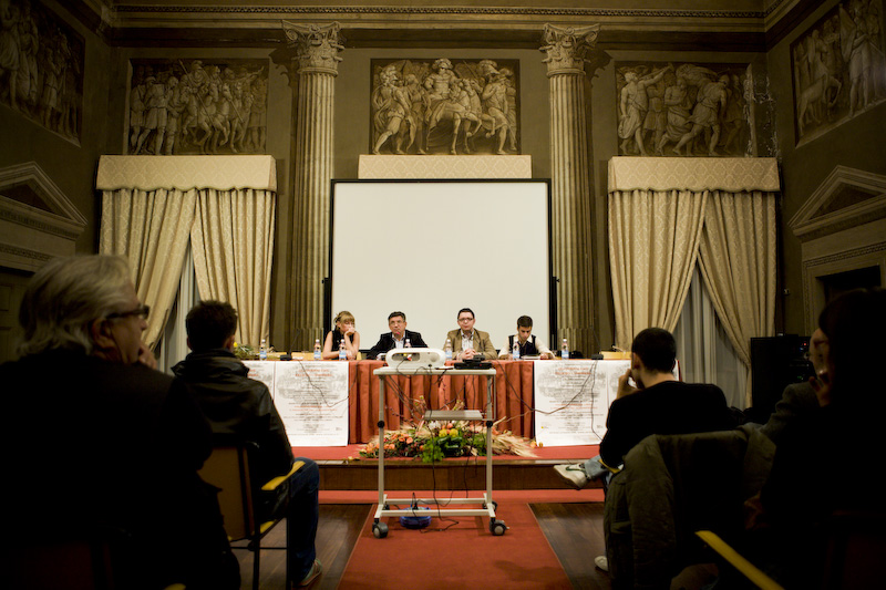 Il palco con gli autori.